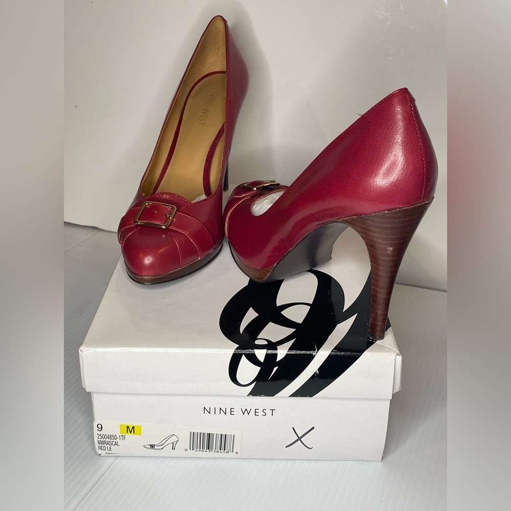 Nine West. Burgundy heel. Size 9. 3-3 1/2 inches.